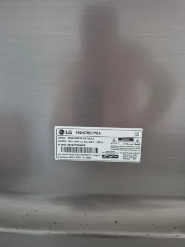 TV LG 4K LED 49 polegadas, para uso de peças (problema de imagem).