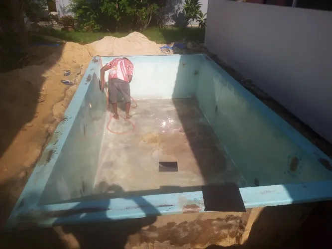 Manutenção em piscina de fibra