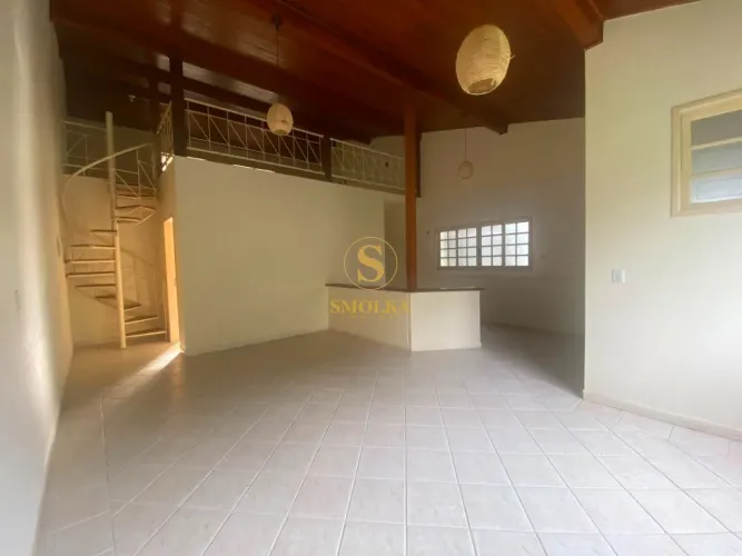 Casa com 2 dormitórios, churrasqueira e amplo pátio para alugar no Rio Tavares