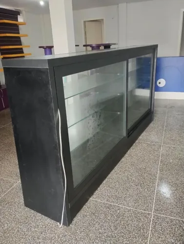 Vendo balcão todo em vidro com divisória de vidro 