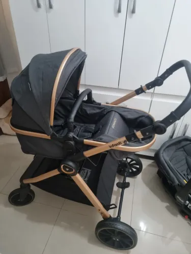 Carrinho de Bebê com Bebê Conforto Infanti