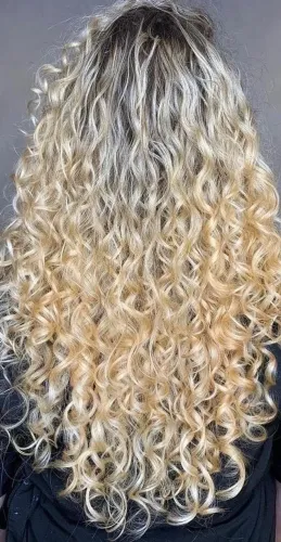 Cabelo loiro cacheado dos sonhos 