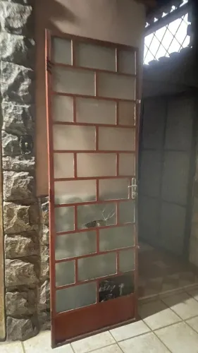 porta de ferro e vidro