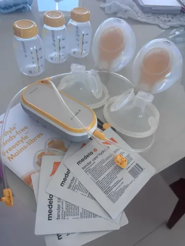 Bomba de leite elétrica dupla: Medela Freestyle (sem as mãos)