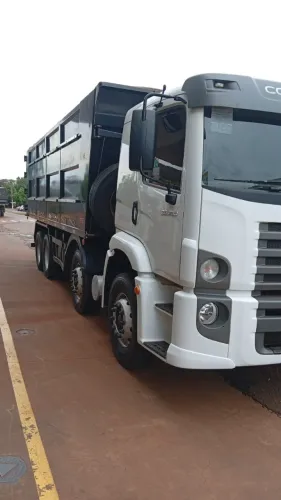 Caminhão caçamba VW/30.280 CRM 8X2. Caminhão novo, em ótimo estado.