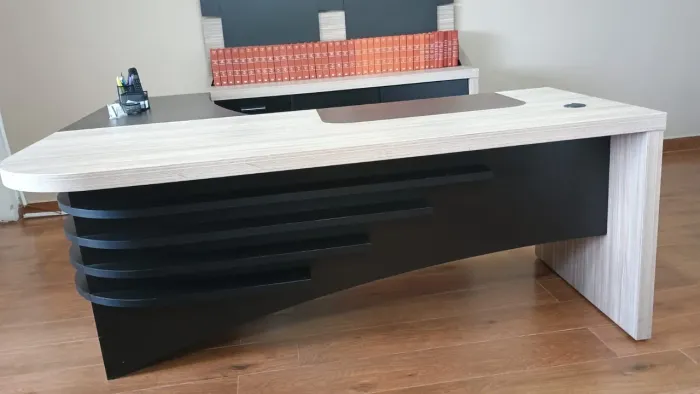 Mesa de Escritório Artany - Design Moderno + Painel Incluso, Excelente Estado?
