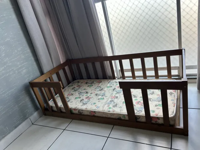 Cama Infantil Montessoriama de Madeira com Grades de Proteção
