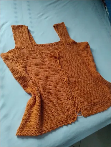 Blusa de alças em crochê