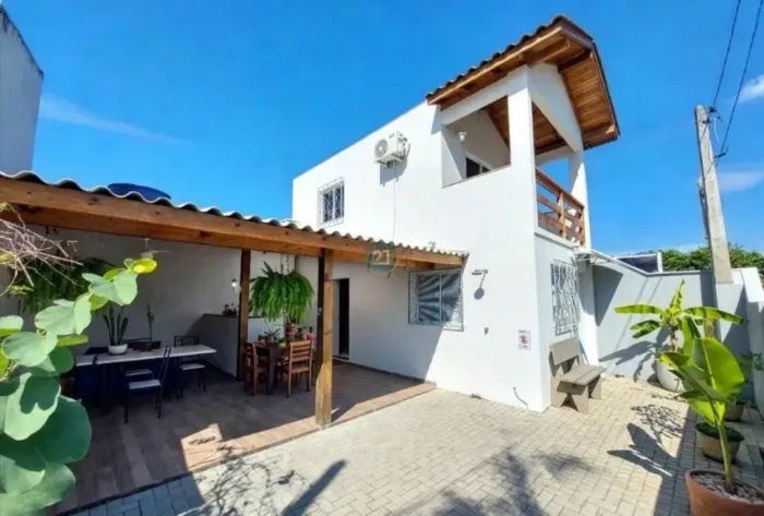Alugo casa com 01 quarto, quintal, 02 garagens, espaço gourmet com churrasqueira, no bairr