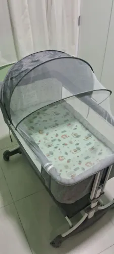 Berço portátil e com função de balanço