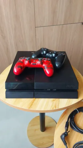 Playstation 4 com dois controles