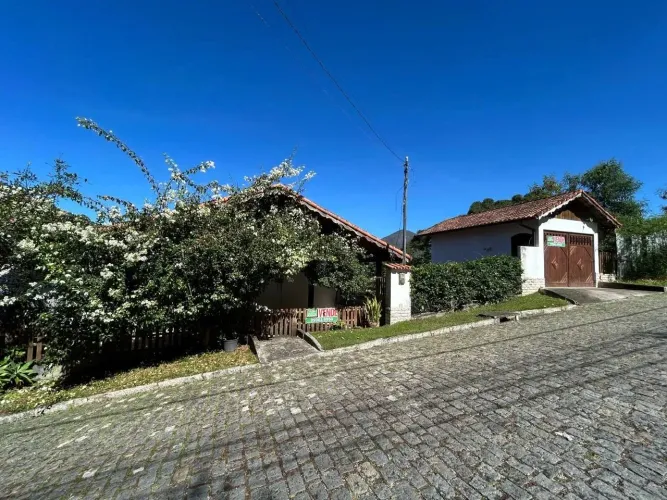 Casa em condomínio fechado com 03 quartos nas Braunes - Nova Friburgo - RJ