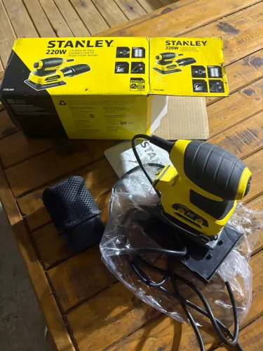 Lixadeira Orbital Stanley 220W de 1/4 de folha, modelo STEL401