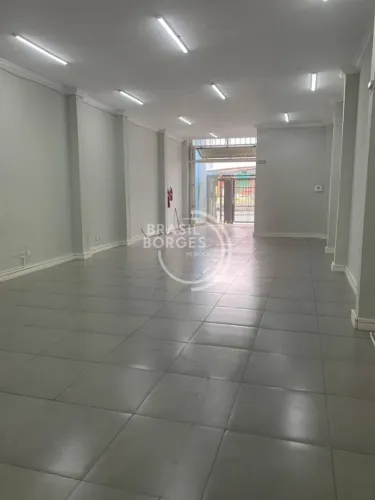 Salão comercial de 150 m2, com uma Kit Net de 50 m2