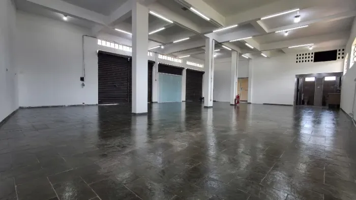 Salão Comercial para locação em Santa Isabel SP com estacionamento e pé direito alto