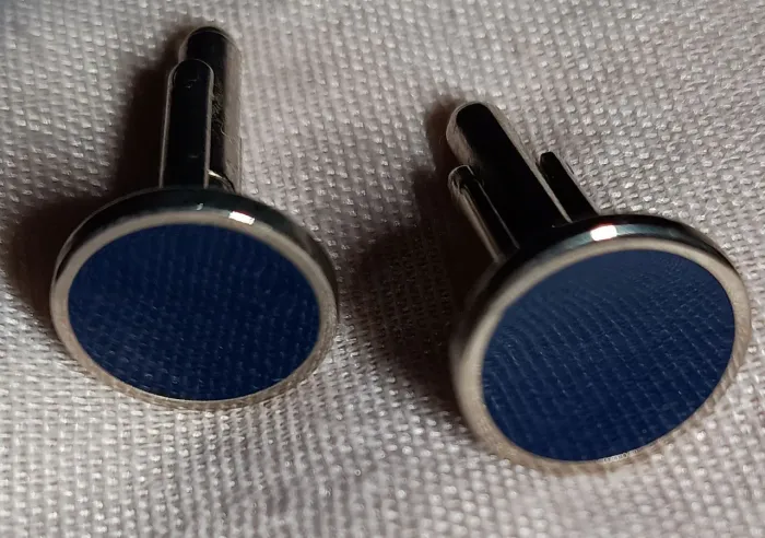 Par de abotoaduras redondas com design elegante e minimalista, ideal para punho de camisaa