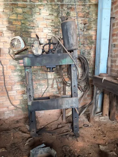 Vende-se Prensa Hidráulica de 80 toneladas.
