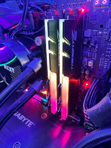 G.SKILL TRIDENT Z RGB 16GB (2x8GB) DDR4 3000MHz - Memória RAM Gamer RGB