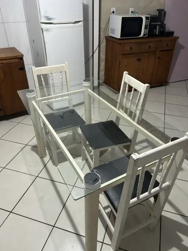 Mesa com 3 cadeiras