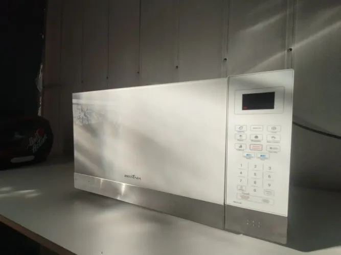 Microondas espelhado branco Britânia