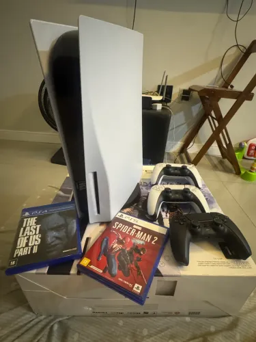 PlayStation 5 - 3 controles 2 jogos