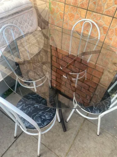 Mesa de vidro 4 lugares com cadeiras de ferro