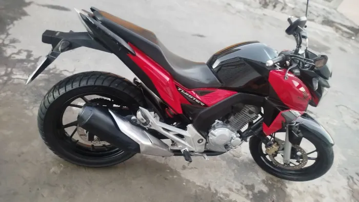 Twister 250 conservada todo em dias