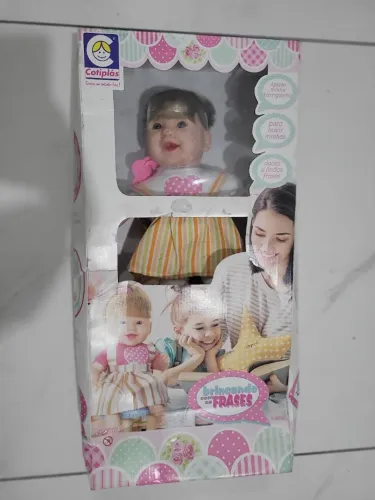 Boneca brincando com as frases