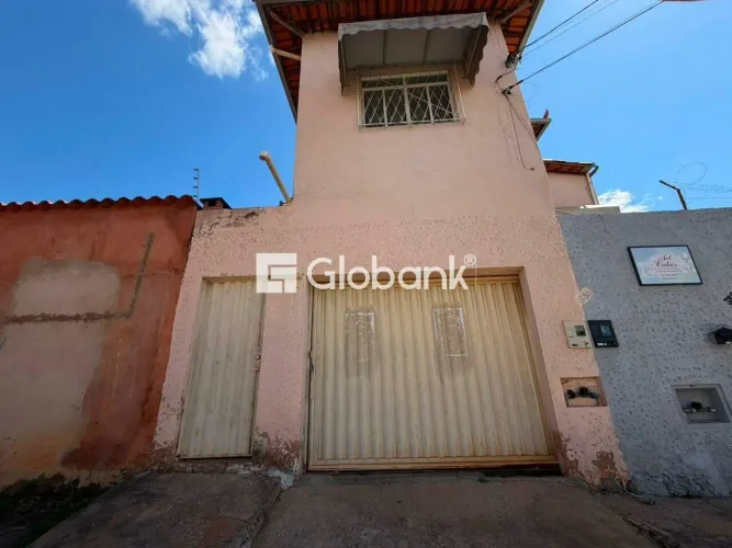 Casa para Aluguel 2º Pavimento | Bairro Monte Carmelo | Montes Claros - MG, 04 Quarto(s),