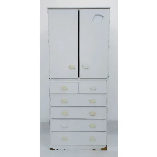 Guarda roupas de madeira com 2 portas e 6 gavetas.