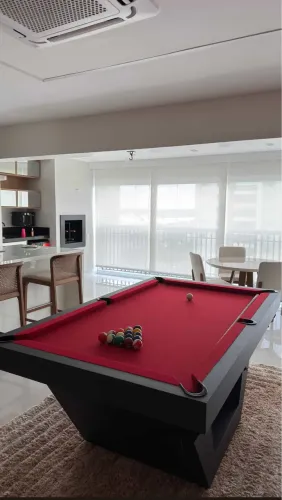 Mesa de Sinuca/Jantar 2 em 1 Semi Nova - Tecido Vermelho - Design Moderno