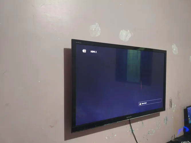 Tv 43 polegadas não é smart, tem um detalhe na tela.