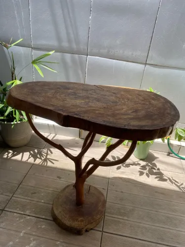 Mesa decorativa rústica em madeira natural