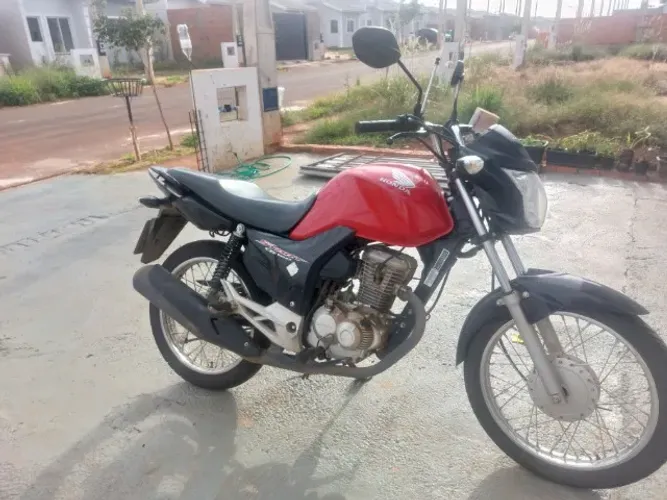 Vendo a moto com pequeno amassado no tanque