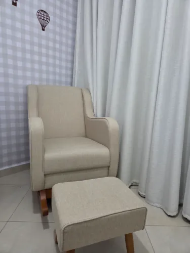 Poltrona amamentação com puff