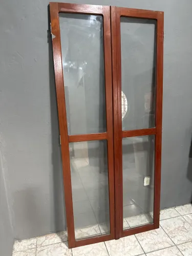 Porta de madeira de lei com vidro 