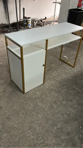 Mesa manicure com armário