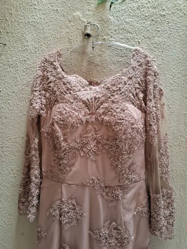 Vestido de festa todo trabalhado na renda e pedraria
