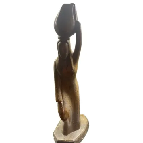 Estátua de mulher carregando uma cesta em pedra.