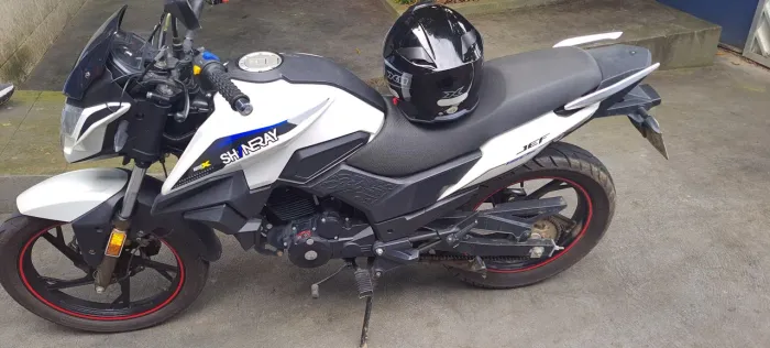 Vendo esta linda moto extremamente nova.