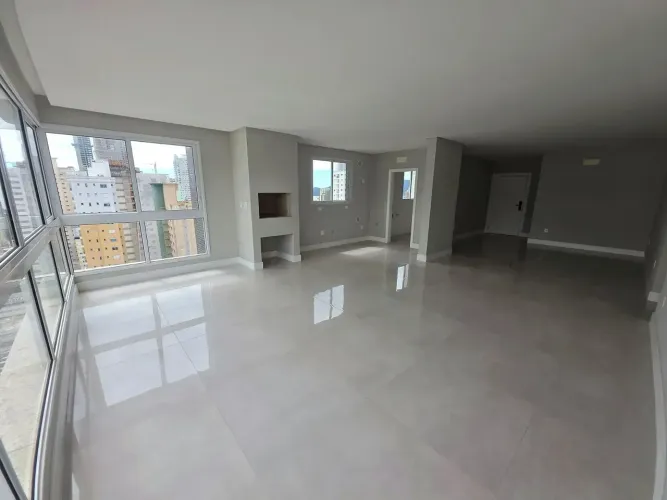 Apartamento com 4 Suítes, 4 Vagas e 174m² no Centro de Balneário Camboriú