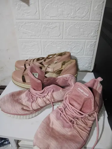 Tenis e sandália