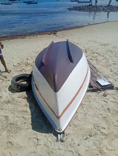 Bote de fibra 4,5m por 1,60m com motor de 3,5hp incluso 