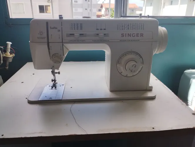 Máquina de Costurar Singer Facilita 28 - A funcionar perfeitamente / Conservada