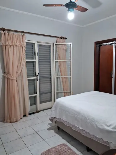 Casa feliz a venda.