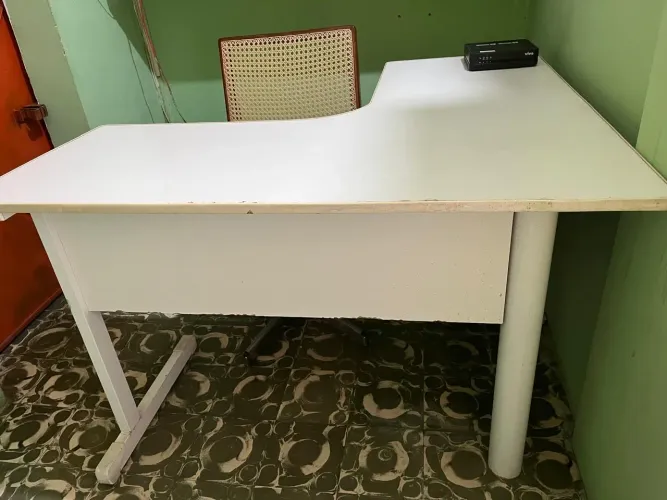 Escrivaninha de canto