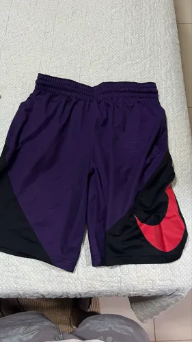 2 Bermudas Nike , Tamamho M , usada mais em perfeitas condições