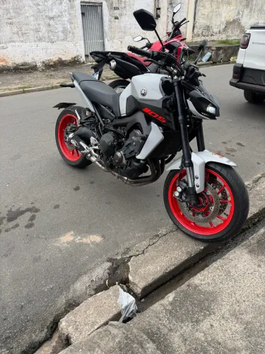 Yamaha mt09 top