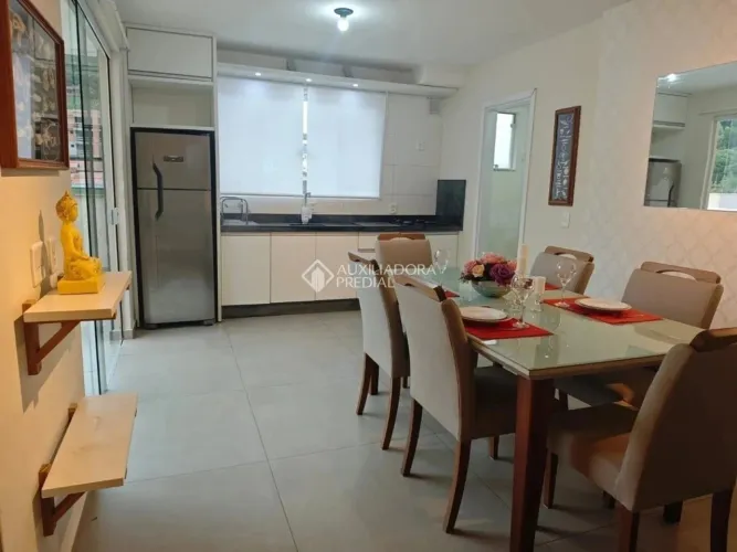 Cobertura duplex à venda com 3 suítes em Bombinhas/SC | Mobiliada, ofurô e pronta para mor