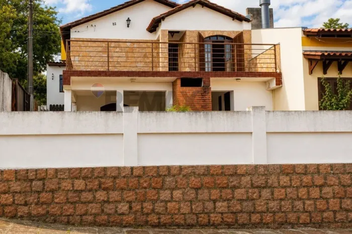 Ampla Casa de Esquina no Coração do Partenon: O Lar Perfeito para a Sua Grande Família!